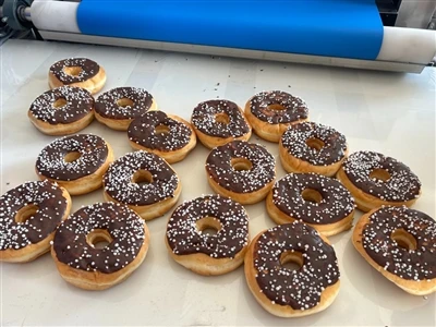 Une essai de système de revêtement de chocolat personnalisé avec des innovati...